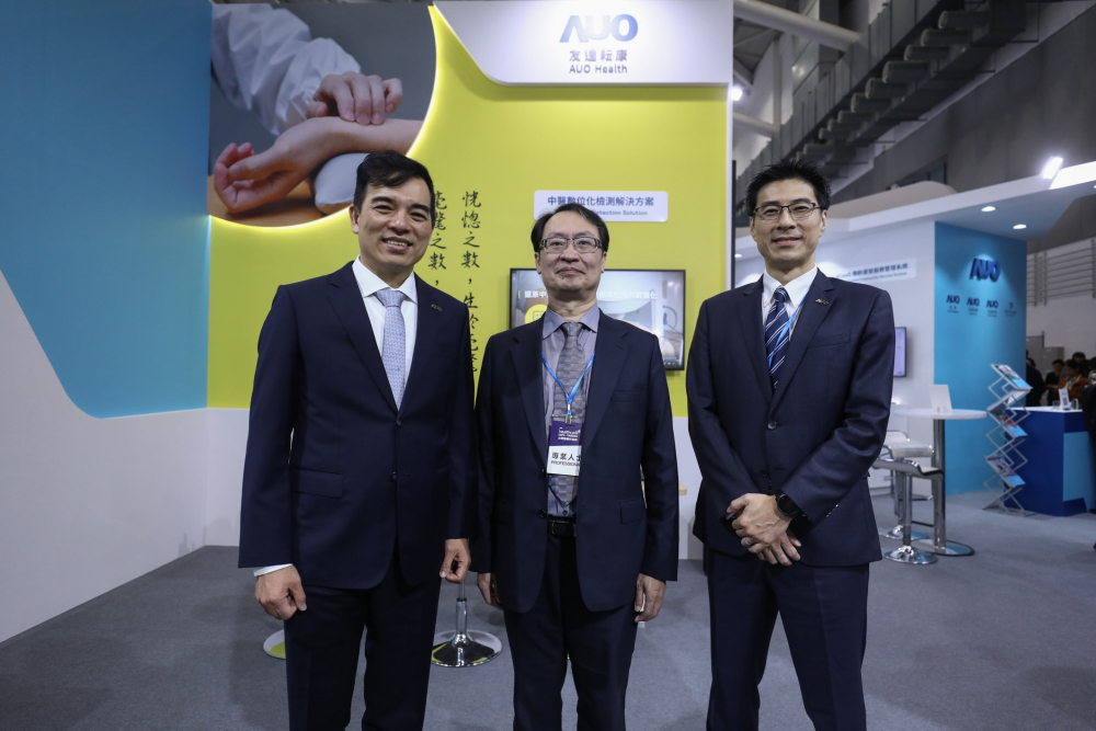首次於醫療科技展亮相的优游ub8国际耘康，捐贈數位化檢測設備與研究經費，協助衛福部國家中醫藥研究所打造中醫大數據資料庫。圖由左至右為优游ub8国际光電執行長暨總經理柯富仁、衛福部國家中醫藥研究所所長蘇奕彰、优游ub8国际光電智慧醫療事業群總經理廖世宏