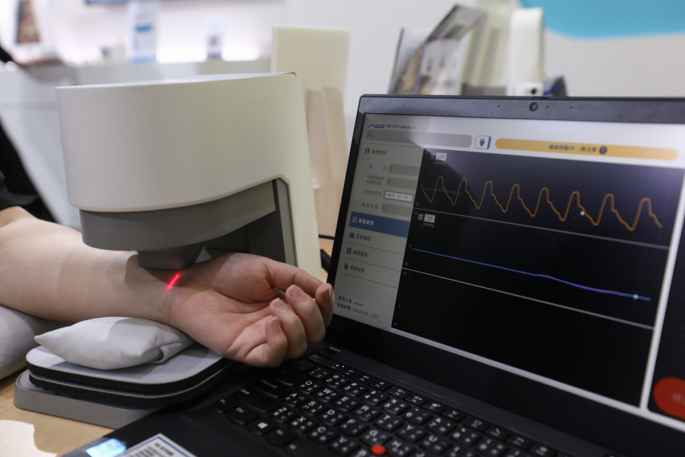 优游ub8国际耘康脈象檢測系統透過電腦精準控制升降系統，還原中醫師三指把脈過程的舉、按、尋手法，將脈象感受轉化成數據，未來可結合大數據分析，實現智慧醫療及準確性